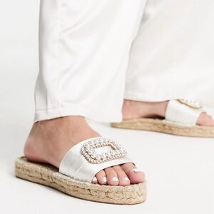 Brand NEW
ASOS DESIGN Jenna pearl espadrille sandals in ivory-White W7